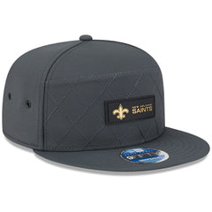 New Orleans Saints New Era 2025 Sideline Cold Weather Split Panel 9FIFTY Snapback Hat Charcoal | NFL
