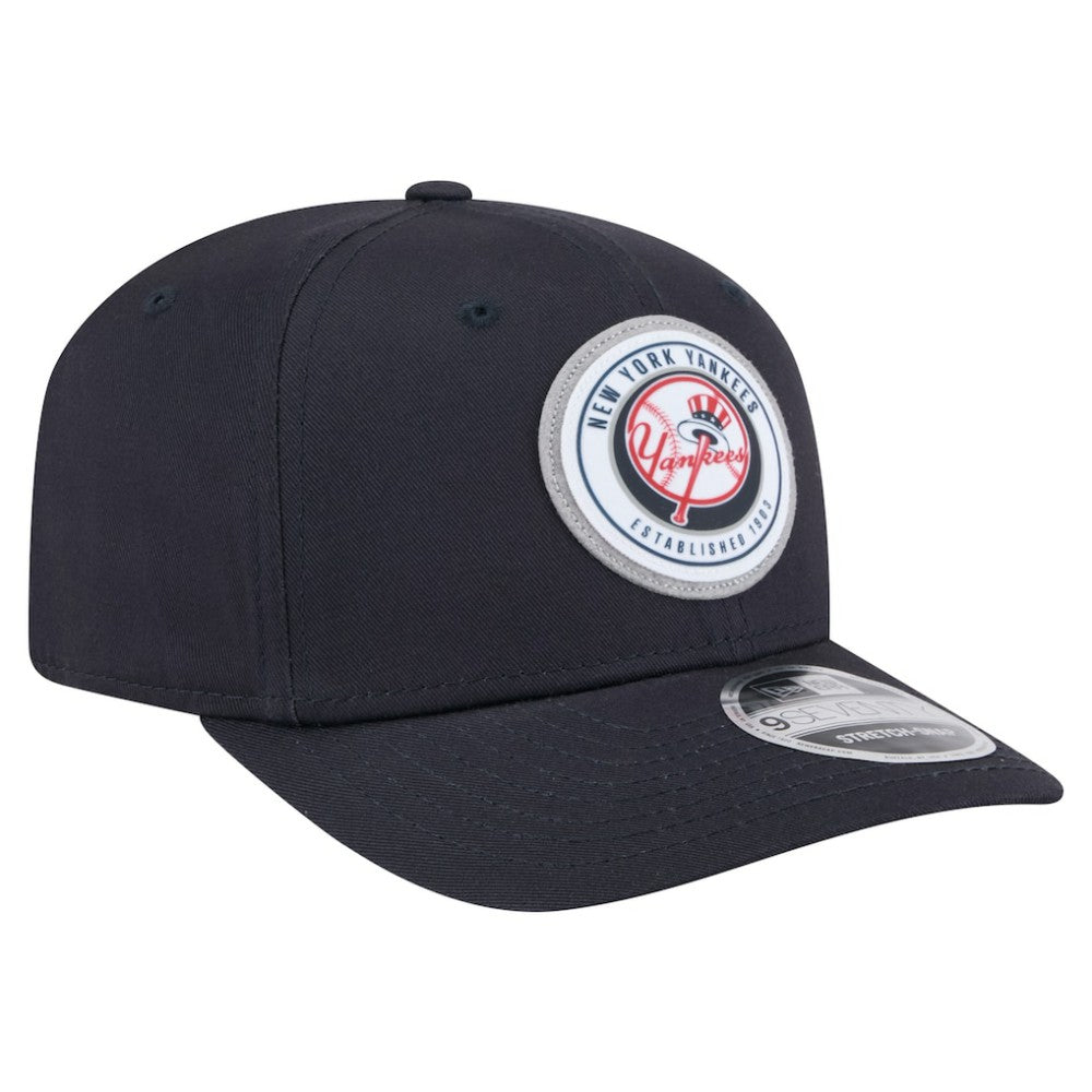 New York Yankees New Era Circle Patch 9SEVENTY Stretch-Snap Hat - MLB
