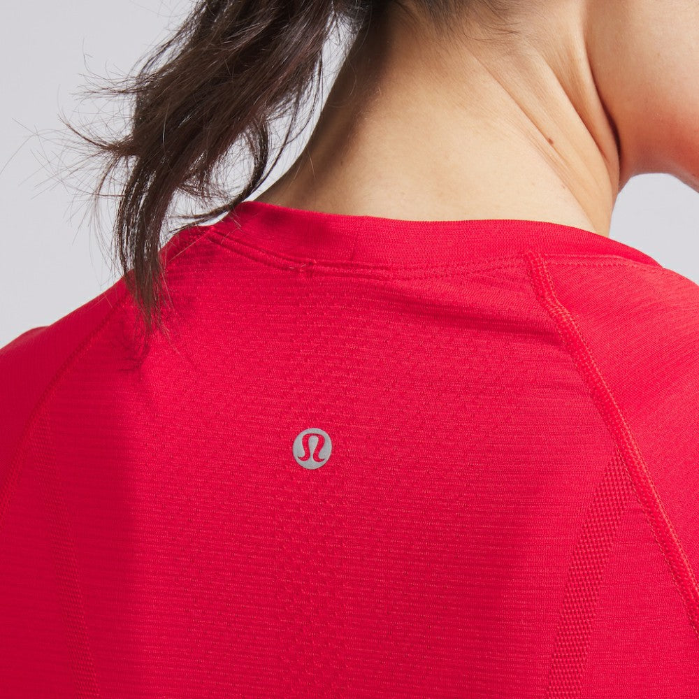Chicago Blackhawks lululemon Women's Swiftly Tech Short-Sleeve Shirt 2.0 - True Red - NHL