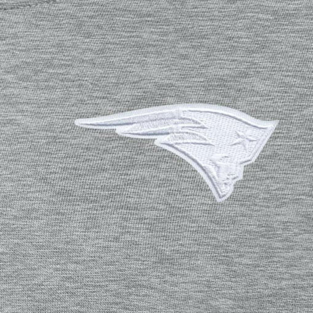 New England Patriots Antigua Women's Victory Crew Pullover Sweatshirt Heather Gray | NFL
