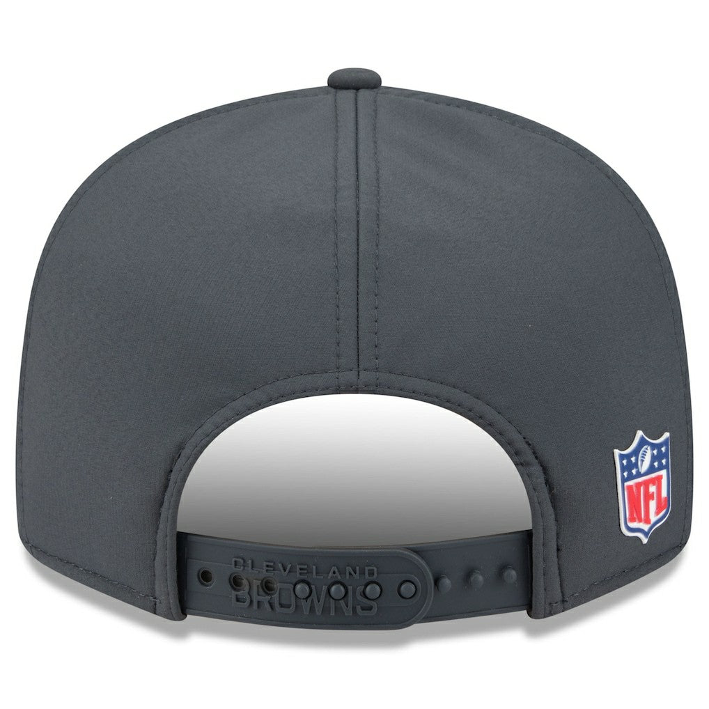 Cleveland Browns New Era 2025 Sideline Cold Weather Split Panel 9FIFTY Snapback Hat Charcoal | NFL