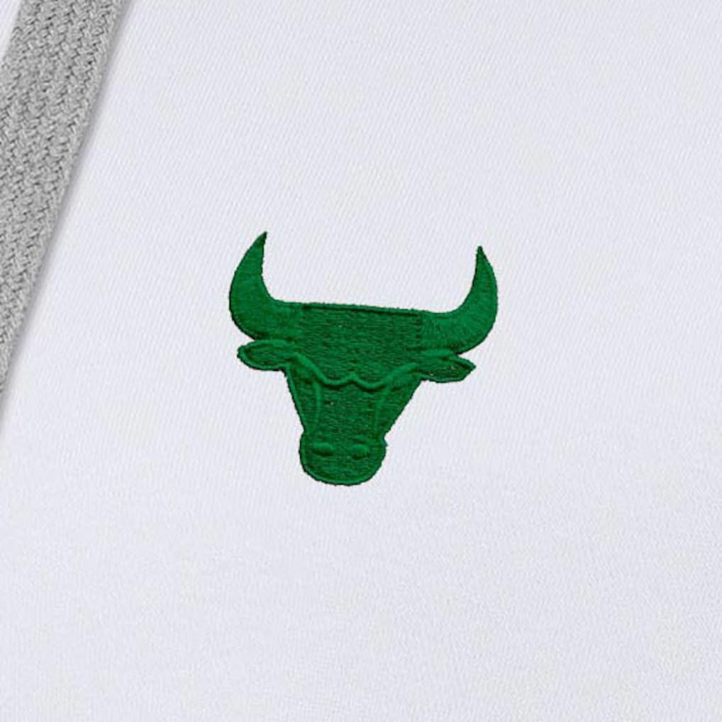 Chicago Bulls Antigua Women's St. Patrick's Day Victory Pullover Hoodie White - NBA