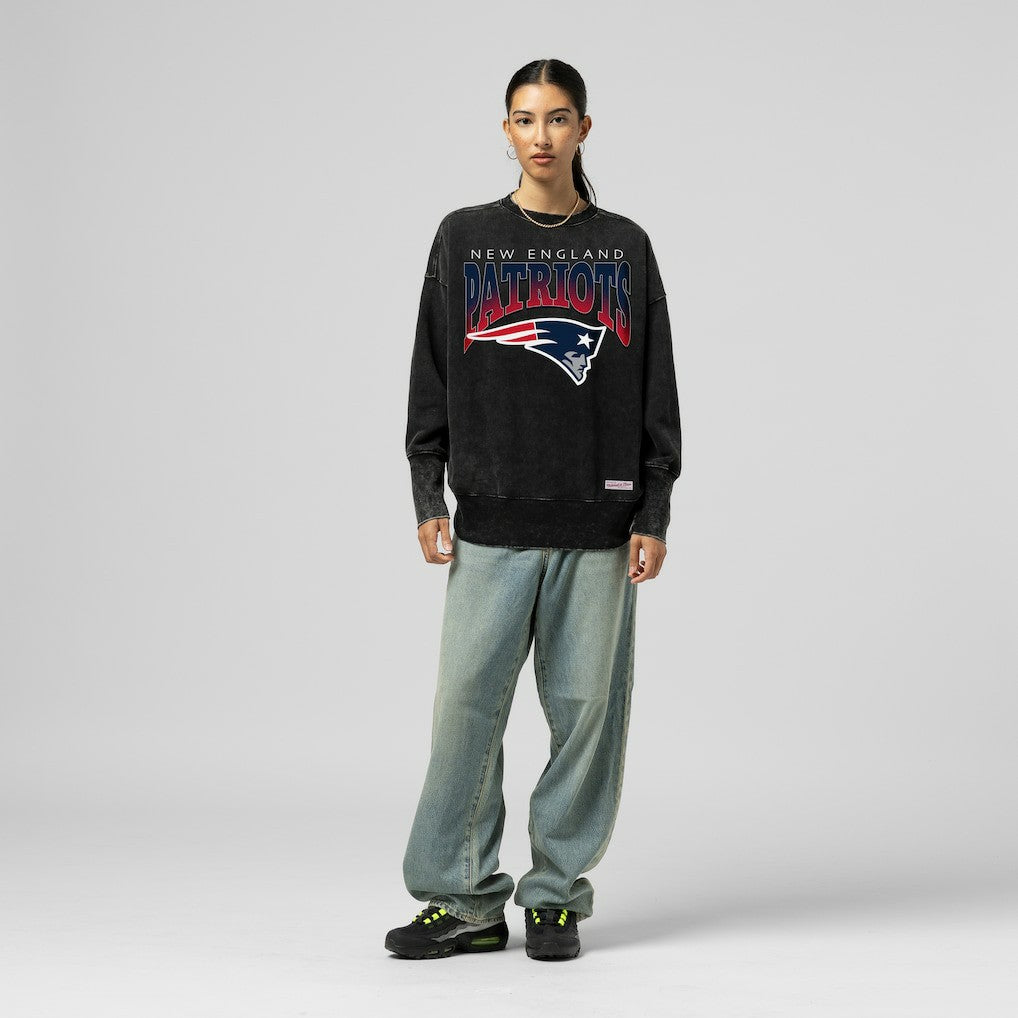 New England Patriots Women's Delineate Mineral Wash Crewneck Sweatshirt Black | Mitchell & Ness