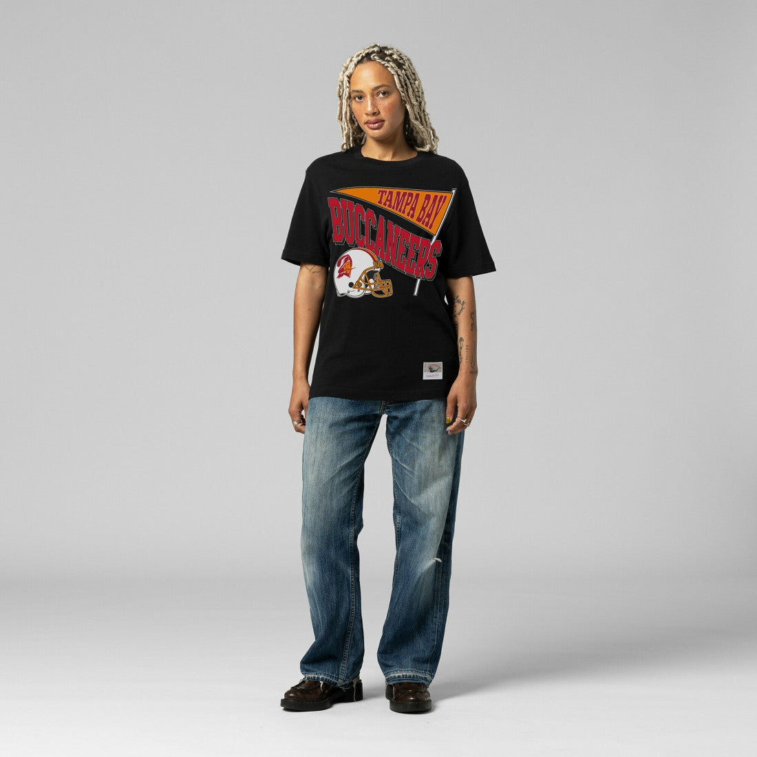 Tampa Bay Buccaneers Women's Team Dynamic Boyfriend T-Shirt Black | Mitchell & Ness
