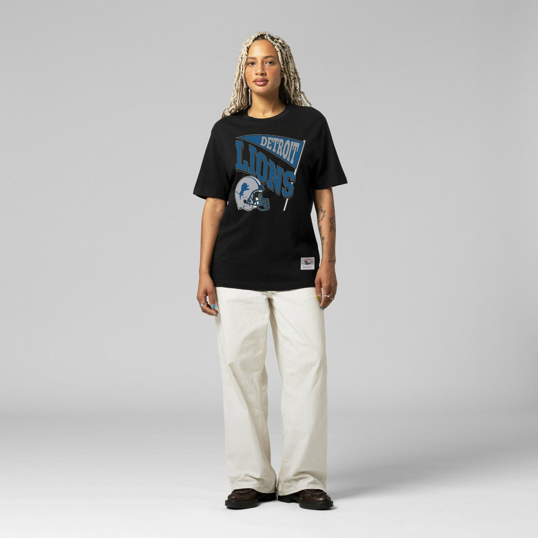 Detroit Lions Women's Team Dynamic Boyfriend T-Shirt Black | Mitchell & Ness