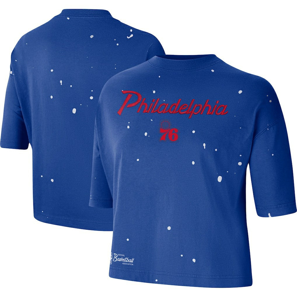 Philadelphia 76ers Women's Courtside Splatter Cropped T-Shirt Royal - NBA