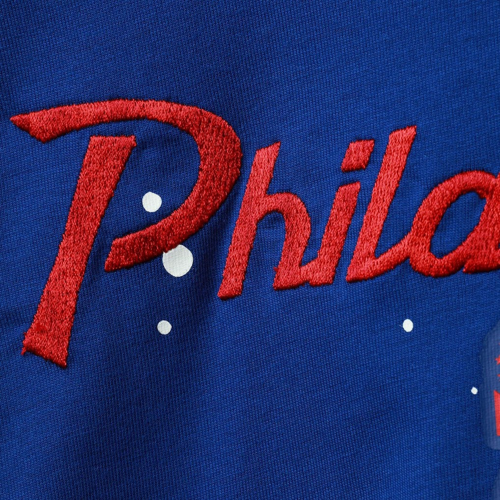 Philadelphia 76ers Women's Courtside Splatter Cropped T-Shirt Royal - NBA